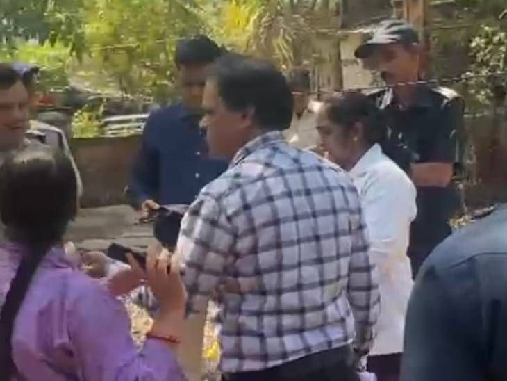 एमवाय अस्पताल परिसर में नर्सिंग हॉस्टल तोड़ने का विरोध:प्रबंधन से 6 माह की मांगी मोहलत; बार-बार नोटिस जारी कर परेशान करने का आरोप