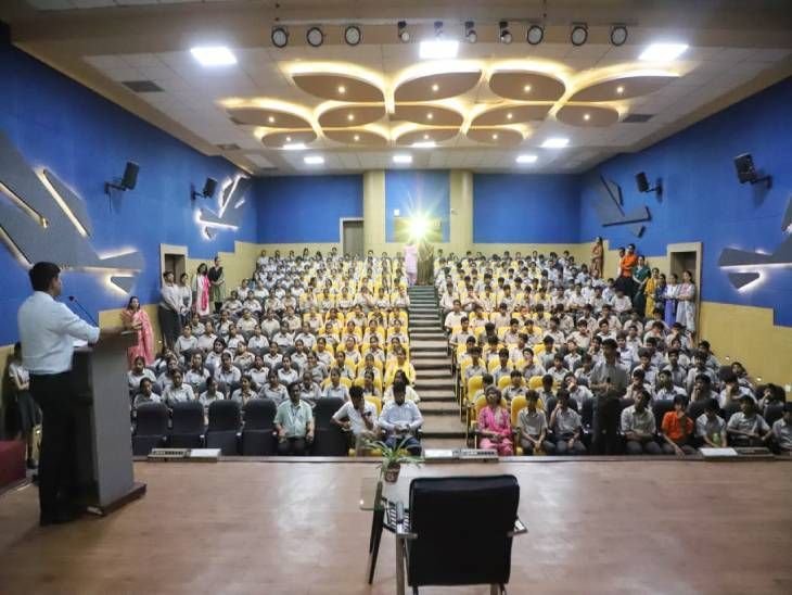 स्कूल में महापौर का स्वच्छता सरप्राइज टेस्ट:मेयर ने छात्रों से पूछा- इंदौर स्वच्छता ब्रांड कैसे बना? बताया जनभागीदारी का फॉर्मूला