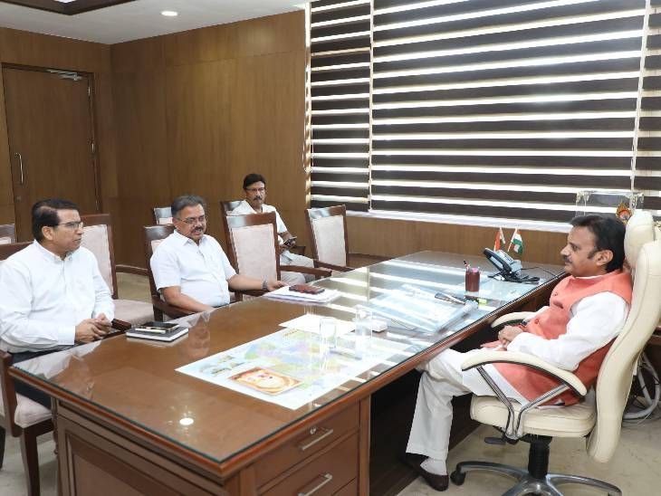 नर्सिंग छात्राओं को सभी जिलों का मिलेगा विकल्प:स्वास्थ्य एवं चिकित्सा शिक्षा विभाग की समीक्षा बैठक; डिप्टी सीएम बोले- भर्ती प्रक्रिया में तेजी लाएं