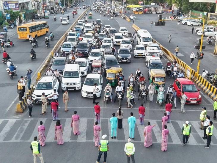 ट्रेनी एयर होस्टेस ने इशारों से समझाए ट्रैफिक रूल:इंदौर के पलासिया चौराहे पर पुलिस ने चलाया अनूठा जागरूकता अभियान