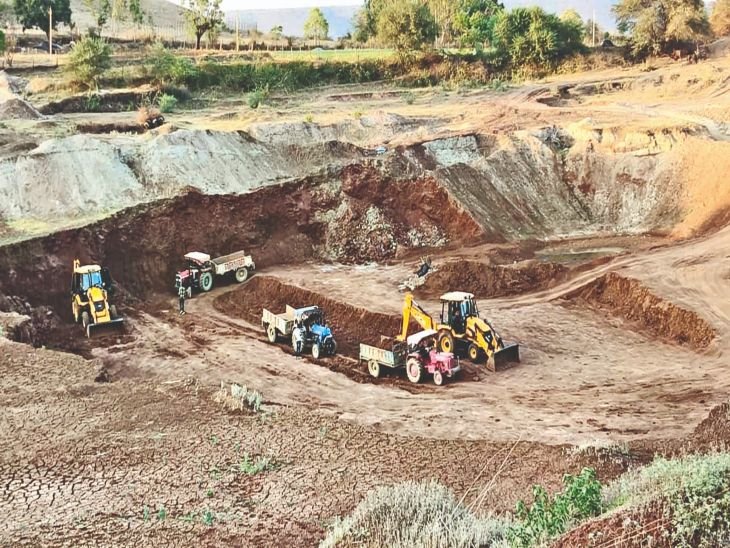 अवैध खनन का काला कारोबार‎:बिना रॉयल्टी लाखों का खेल - जेसीबी से रोज निकाल रहे 70 ट्रॉली से ज्यादा मिट्टी