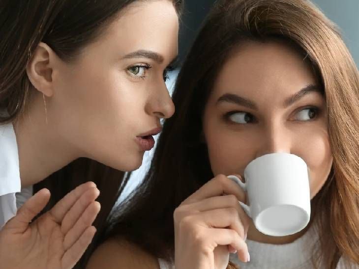 पीठ पीछे बात करने में मिलनसार लोग सबसे आगे:गॉसिप बुरी नहीं, समाज को जोड़ने में इसकी बड़ी भूमिका - मनोवैज्ञानिक