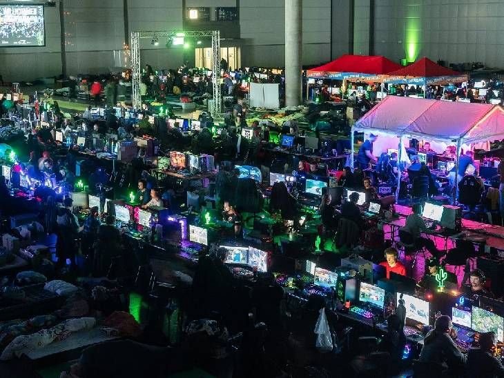 70 घंटे की नॉन-स्टॉप गेमिंग:जर्मनी में कैक्टस-2026: दो हजार गेमर्स का कंप्यूटर के सामने ही खाना-सोना