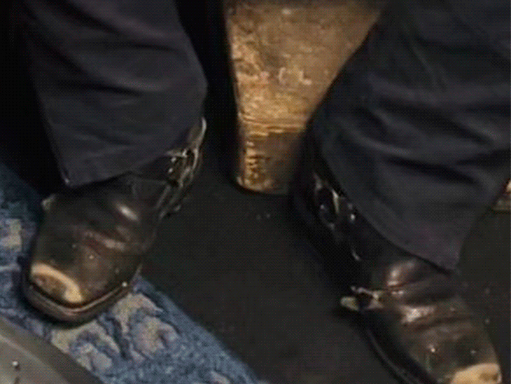 इवेंट में फटे जूते पहनकर पहुंचे सलमान खान:लोगों ने सादगी की तारीफ की; बाद में पता चला ये लाखों के लग्जरी शूज