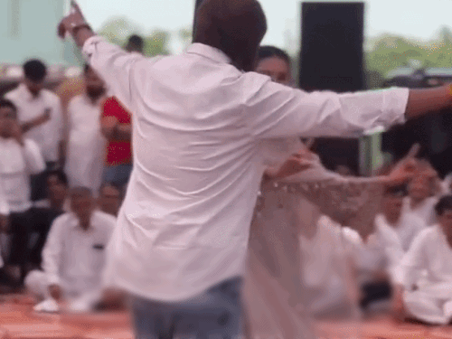 मासूम शर्मा ने हनुमान जन्मोत्सव पर गाया बैन सॉन्ग 'खटोला':बहादुरगढ़ में सपना संग ठुमके लगाए; आर्यन मान के प्रोग्राम में कई मंत्री-विधायक आए