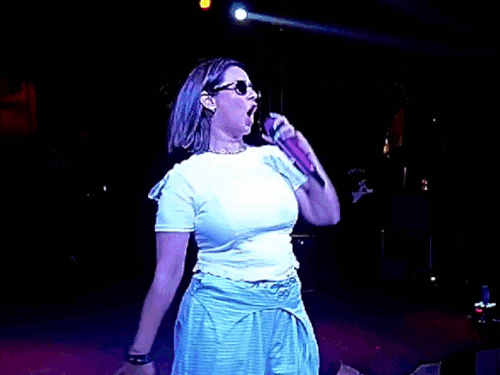 सुनंदा शर्मा के पैरों में गिरा फैन:डरकर चिल्लाई सिंगर, स्टेज छोड़ा, बाउंसरों ने युवक को स्टेज से नीचे फेंका; शो बीच में ही कैंसिल