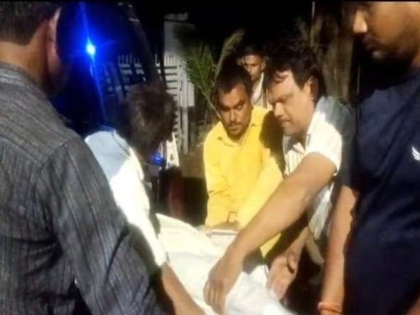 इंदौर में मजदूर की संदिग्ध मौत, घर में मिला शव:लावारिस पड़ा था शव, चूहों ने आंखें कुतरी; गेंद लेने बच्चे पहुंचे तक पता चला