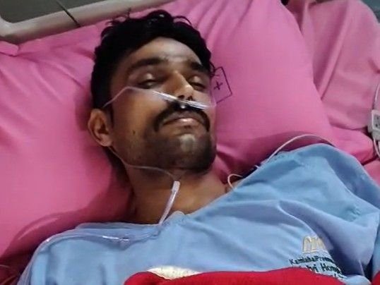 शादी में मर्डर,पकड़ने गए कॉन्स्टेबल पर चाकू से 9 वार:नर्मदापुरम में पुलिस टीम पर बाप-बेटे का हमला; विवाद में 6 लोग घायल