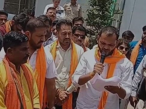 गांधी नगर में गाय गायब, फार्म हाउस में खून मिला:बजरंग दल ने थाने में दिया धरना, आरोपियों की गिरफ्तारी और SIT जांच की मांग