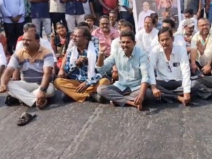 तेलंगाना में बस ड्राइवर ने खुद को आग लगाई:RTC कर्मचारियों का प्रदर्शन; सरकार में विलय की मांग पर 3 दिनों से हड़ताल
