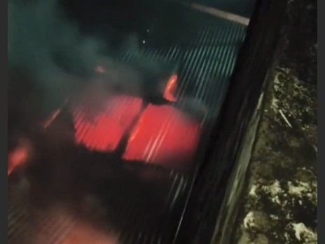 मुरैना के मैरिज गार्डन में आग:रात 2.30 बजे गोदाम में रखे गद्दे और कुर्सियां जलीं; दमकल की 2 गाड़ियों ने पाया काबू