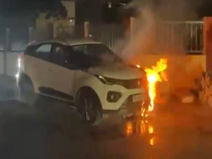 इंदौर में खड़ी कार में आग: बोनट से उठीं लपटें:लोगों ने समय रहते काबू पाया, टायर और पूजन सामग्री दुकान में भी आगजनी की घटना