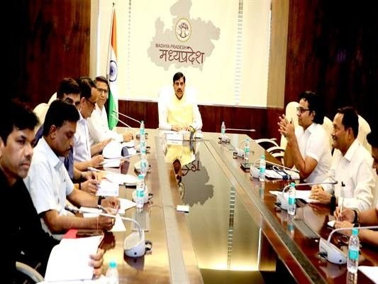 बनारस और पटना के लिए शुरू कराएं हवाई सेवा:सीएम डॉ. मोहन यादव बोले- मेट्रोपॉलिटन और इंडस्ट्रियल एरिया में हेलीपैड प्रायरिटी में बनाएं