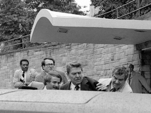 वॉशिंगटन हिल्टन होटल में 45 साल बाद हिस्ट्री रिपीट:हीरोइन को इम्प्रेस करने के लिए शख्स ने राष्ट्रपति रीगन पर चलाई थी गोली