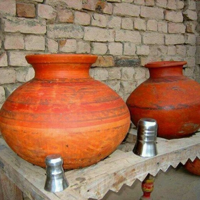 <!-- HTML_TAG_START --><p>ज्यादातर लोग इस बात को नजरअंदाज कर देते हैं, लेकिन मटके का पानी हर 24 घंटे में एक बार जरूर बदल देना चाहिए। अगर बहुत ज्यादा गर्मी है, तो 12–18 घंटे के अंदर पानी बदलना बेहतर होता है।</p><!-- HTML_TAG_END --> <span class="graytxt">Image: Social Media</span>