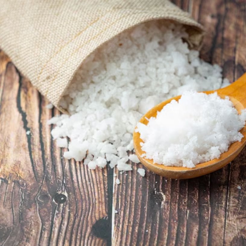 <!-- HTML_TAG_START --><p><strong>नमक का इस्तेमाल:</strong> पोछे के पानी में 1-2 चम्मच नमक मिलाएं। इससे फर्श की चिपचिपाहट खत्म होती है। &nbsp;छोटे कीड़े-मकोड़े दूर रहते हैं।&nbsp;<br>&nbsp;</p><!-- HTML_TAG_END --> <span class="graytxt">Image: Freepik</span>