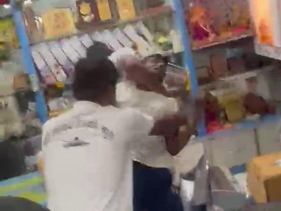 उज्जैन में गैस एजेंसी संचालक और उपभोक्ता के बीच मारपीट:सिलेंडर नहीं मिलने से नाराज उपभोक्ताओं ने किया चक्काजाम, पुलिस ने वितरित कराए