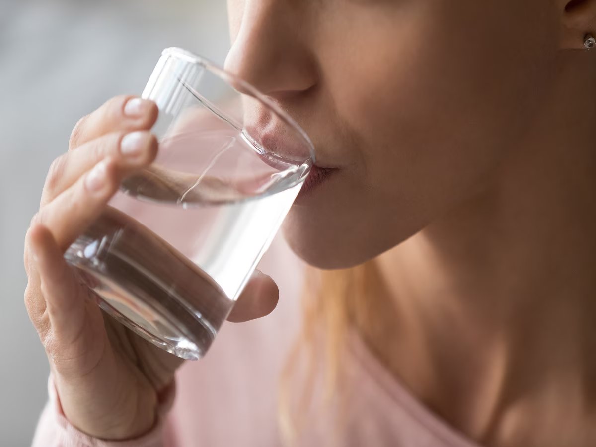 Summer Tips : बिना प्यास लगे भी पानी पी रहे हैं? मत कीजिए ऐसा, किडनी पर बढ़ जाएगा लोड