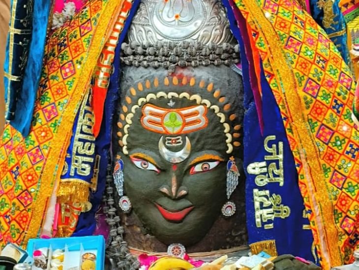 शनिवार को महाकाल के भस्म आरती दर्शन:पंचामृत अभिषेक के बाद महाकाल का दिव्य श्रृंगार, महानिर्वाणी अखाड़े ने अर्पित की भस्म