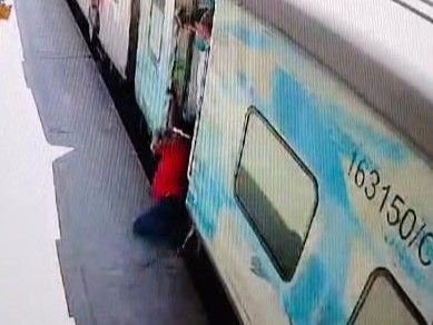 रतलाम में चलती ट्रेन में चढ़ते युवक का पैर स्लिप:ट्रेन व प्लेटफार्म के बीच आने से दो टुकड़े हुए; VIDEO सामने आया, UP का रहने वाला था