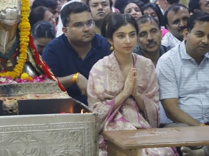 धुरंधर फिल्म की अभिनेत्री सारा अर्जुन महाकाल मंदिर पहुंची:मां के जन्मदिन पर महाकाल का आशीर्वाद लेने भस्म आरती में शामिल हुई