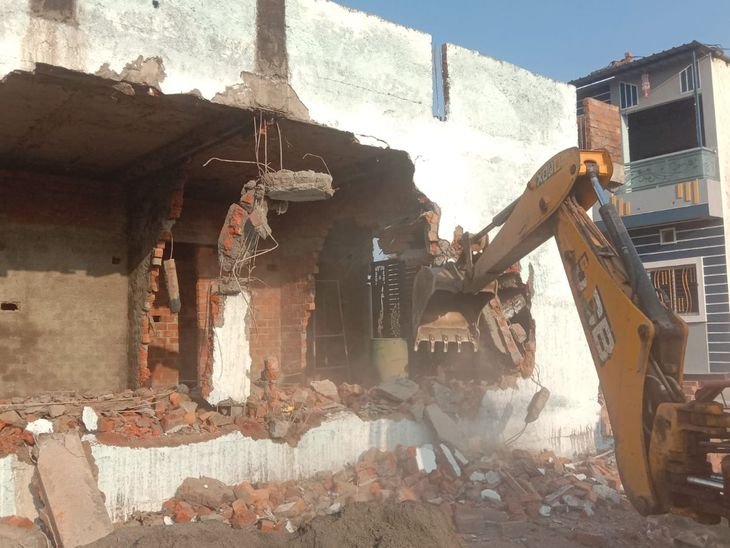 सिंहस्थ क्षेत्र में अवैध निर्माण पर निगम की कार्रवाई:चार मकान तोड़े, तीन को खाली करने के लिए दो दिन का समय