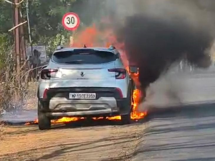 रतलाम में चलती कार में लगी आग, VIDEO:इंदौर से आ रहा था, आलोट-जावरा मार्ग पर हादसा; आगे का हिस्सा जलकर राख