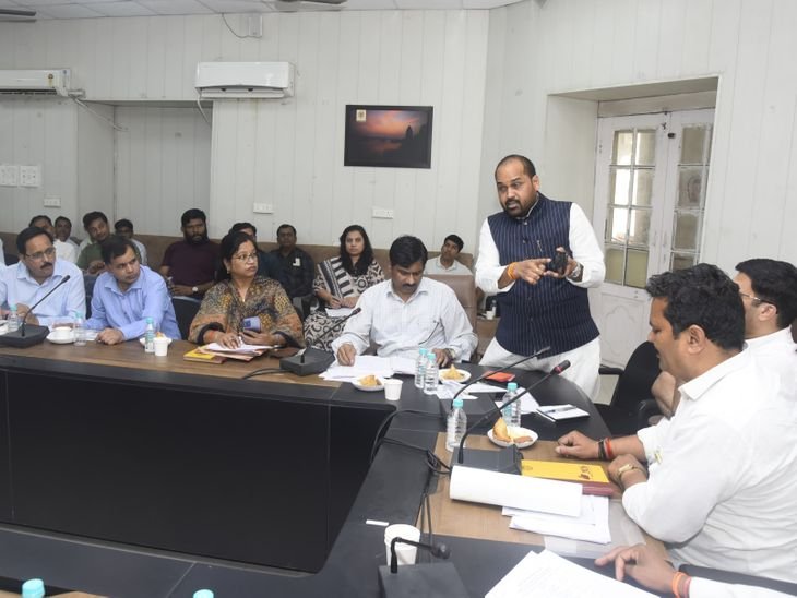 जर्जर स्कूलों की लिस्ट मांगी, नहीं दे सके अफसर:भोपाल में हुई शिक्षा समिति की मीटिंग; कई मुद्दों पर नाराजगी जताई