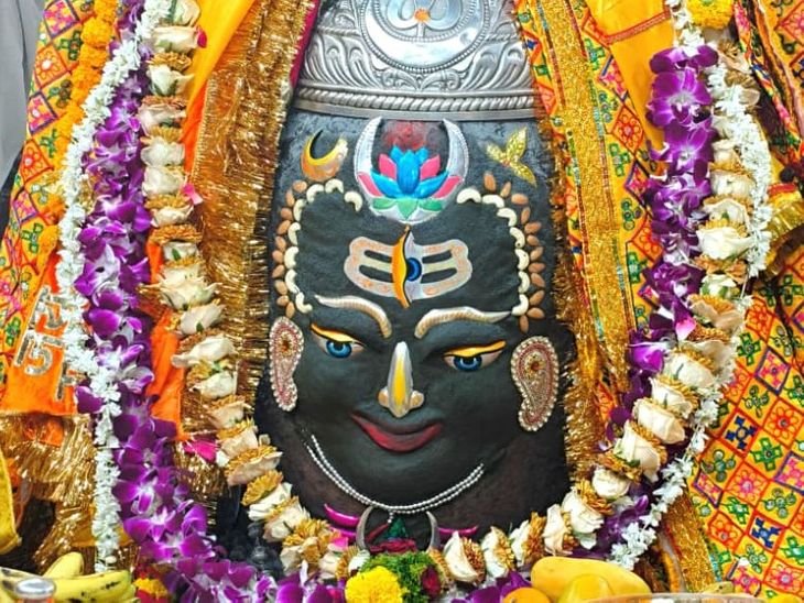 गुरुवार भस्म आरती दर्शन:जटाधारी भगवान महाकाल का रजत मुकुट त्रिपुण्ड भांग चन्दन अर्पित कर राजा स्वरूप श्रृंगार