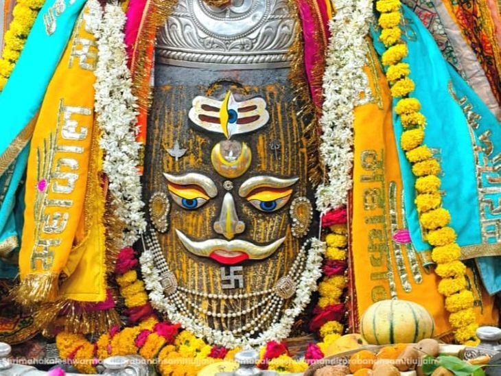 गुरुवार को महाकाल के भस्म आरती दर्शन:बाबा के मस्तक पर रजत चंद्र भांग चन्दन और रुद्राक्ष की माला अर्पित कर किया श्रृंगार