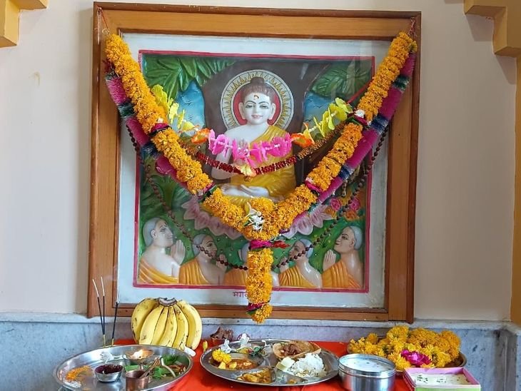 दादाजी धाम मंदिर में नरसिंह भगवान की संध्या पूजा:कल मनाया जाएगा बुद्ध जन्मोत्सव, हवन व महाआरती में उमड़े श्रद्धालु