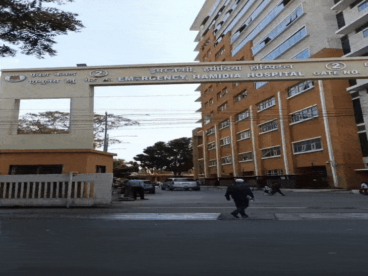 हमीदिया अस्पताल में बुजुर्ग की पिटाई का वीडियो वायरल:गार्ड्स पर कार्रवाई की तैयारी, अस्पताल के बरामदे में सो रहा था बुजुर्ग