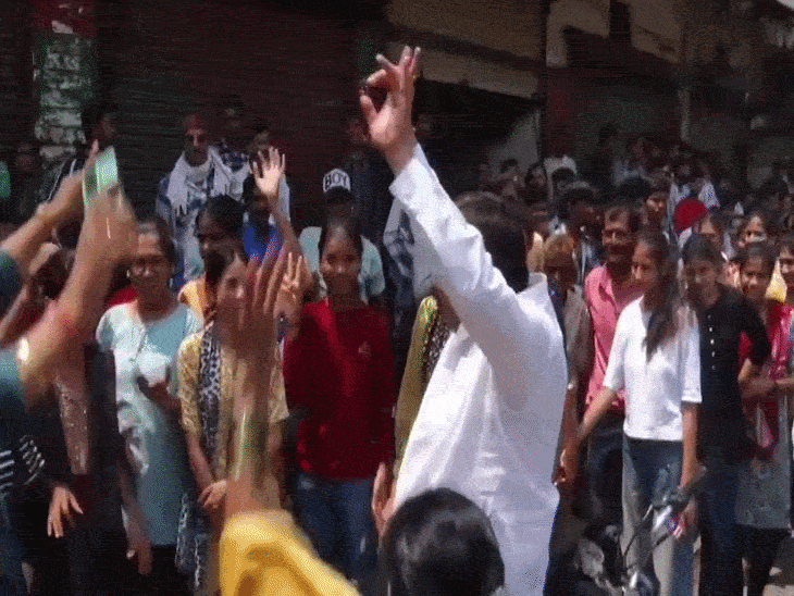 इंदौर में शराब दुकान हटने पर मना जश्न:रहवासियों के साथ थिरके एमआईसी मेंबर, लोगों को बांटी मिठाई