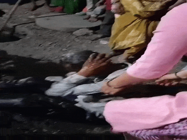 इंदौर में खुला चेंबर बना खतरा, युवक गिरा:कुशवाह नगर में हादसा, लोगों की सतर्कता से बची जान; VIDEO वायरल