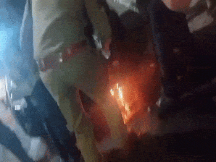 इंदौर में चलती कार में अचानक भभक उठी आग:शहर के व्यस्ततम चौराहे पर पुलिस ने रोकी कार, टला बड़ा हादसा