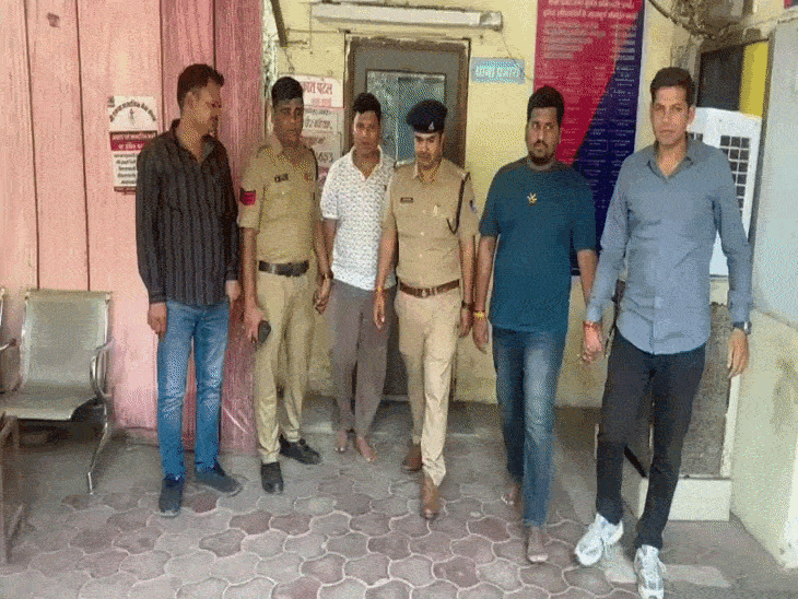 कार में बैठकर लगा रहे थे IPL मैच पर सट्‌टा:मॉल के पास से पुलिस ने पकड़ा, 10 लाख नगद 5 मोबाइल फोन सहित दो गिरफ्तार
