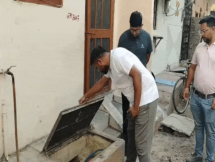 भागीरथपुरा की गलियों में घूमे निगम कमिश्नर:लोगों से पूछा-पानी समय पर मिल रहा है या नहीं, अधिकारियों को मॉनिटरिंग करने को कहा