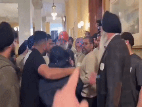 कनाडा में सिख हेरिटेज प्रोग्राम में हंगामा, VIDEO:युवती बोली- मेरे बाल खींचे-थप्पड़ मारे, पुलिस बुलाओ; युवक गालियां देता दिखा