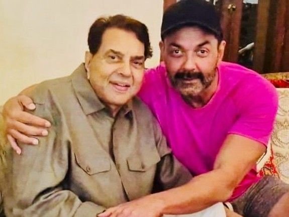 धर्मेंद्र के निधन पर भावुक हुए बॉबी देओल:पापा के साथ और वक्त बिताने का पछतावा; कहा- दुख ने ईशा और अहाना के करीब लाया