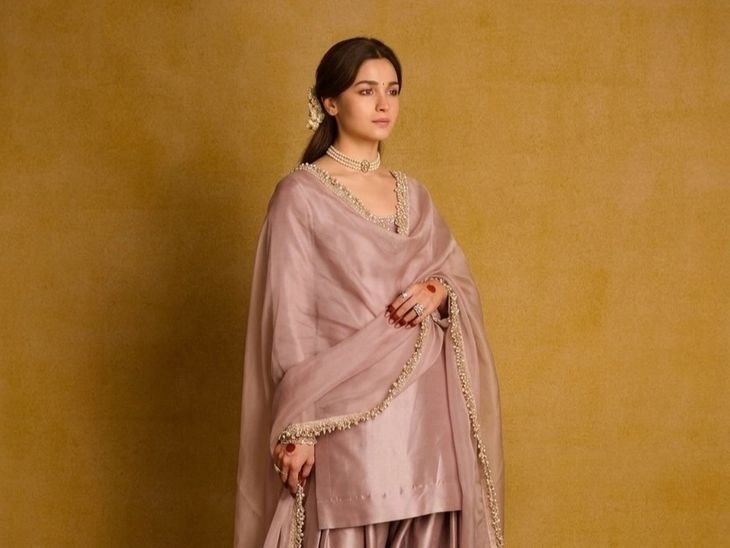 आलिया भट्ट के नाम पर पाकिस्तान में फर्जीवाड़ा:एक्ट्रेस की AI एडिट फोटो से बेच रहे कपड़े; अलग-अलग इवेंट्स से उठाई तस्वीरें