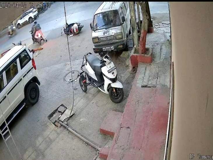 चाकू दिखाकर इंजीनियर से लूट की कोशिश, CCTV:बदमाशों ने आवाज देकर रोका, चाकू देख एक्टिवा छोड़ भागा इंजीनियर, घर के बाहर ही वारदात