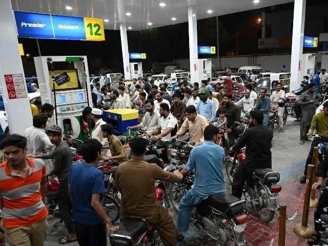 पाकिस्तान में पेट्रोल-डीजल ₹5 सस्ता हुआ:पेट्रोल ₹409.78 और हाई-स्पीड डीजल ₹409.58 लीटर मिल रहा, भारत में कल ₹3 महंगे हुए थे