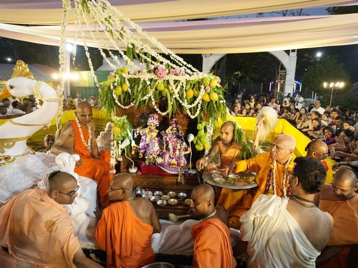 उज्जैन में नौका विहार महोत्सव शुरू:राधा-कृष्ण ने किया सरोवर में नौका विहार, उमड़े श्रद्धालु