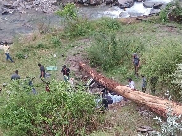 हिमाचल में तूफान में हादसा, 4 महिला टीचर्स की मौत:आनी में पेड़ गिरने से खाई में गिरी बोलेरो गाड़ी, 3 गंभीर, दो IGMC शिमला रेफर