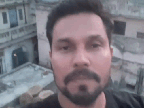 Randeep Hoodas Desi Style | Gaon Ki Hawa, Gaon Ke Maje Viral Video