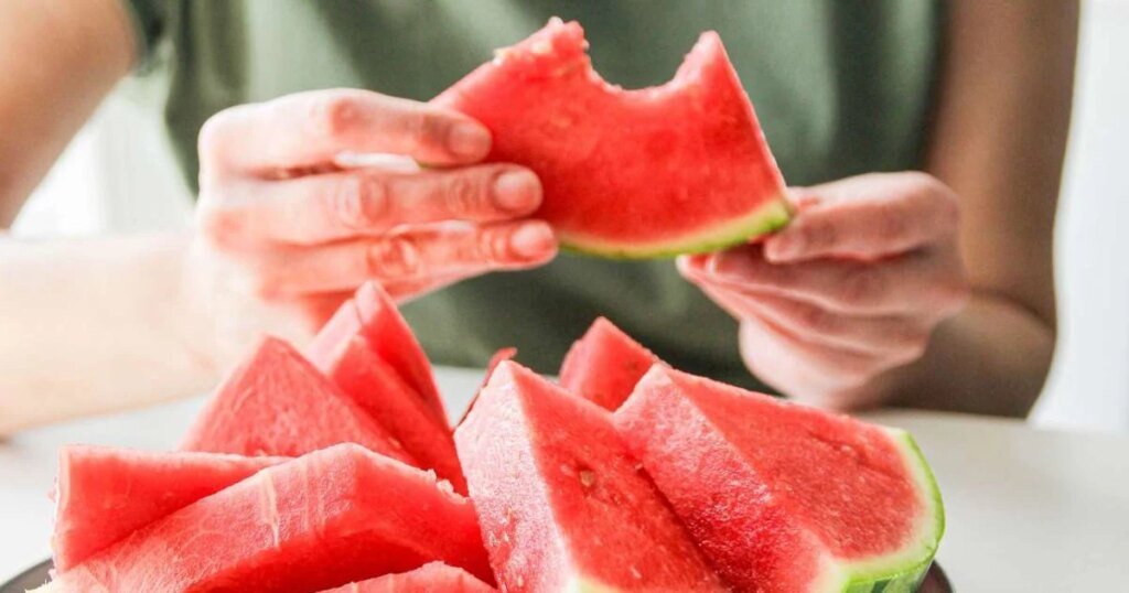 water rich fruits for hydration, high water content vegetables list, foods to prevent dehydration in summer, hydrating foods for hot weather, best fruits for body cooling, summer diet for hydration, पानी से भरपूर फल और सब्जियां, शरीर में पानी की कमी कैसे दूर करें, गर्मियों में क्या खाएं हाइड्रेशन के लिए, डिहाइड्रेशन से बचने वाले फूड्स