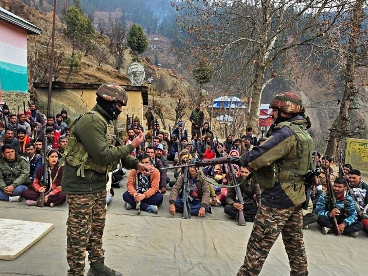 कश्मीर में एडवांस हथियारों वाली 1500 विलेज गार्ड्स की फौज:5 जिलों के ग्रामीण जवानों के साथ 12-12 घंटे की ड्यूटी कर रहे