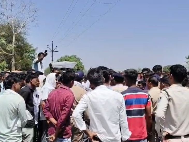 बुद्ध पूर्णिमा पर तुलाई बंद, किसानों ने किया चक्काजाम:आगर मालवा में बिना सूचना केंद्र बंद होने से भड़के किसान, आश्वासन के बाद खुला मार्ग