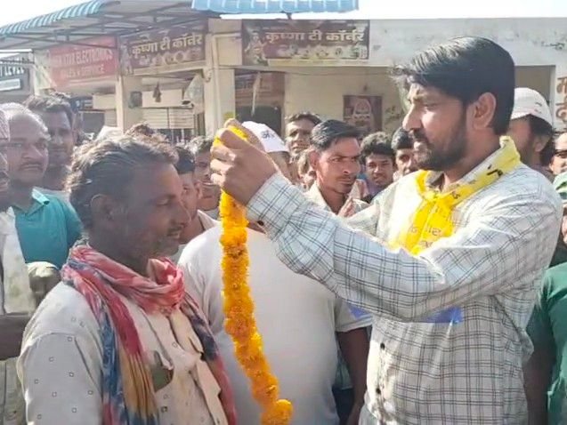 आम आदमी पार्टी ने मजदूर दिवस पर सरकार को घेरा:नीमच में श्रमिकों का सम्मान कर रेन बसेरा-शौचालय की कमी उठाई