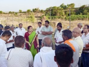 बुरहानपुर विधायक चिटनिस ने फोफनार क्षेत्र का निरीक्षण किया:5-7 गांवों में कम वोल्टेज, अनियमित बिजली आपूर्ति की समस्या पर अफसरों से चर्चा